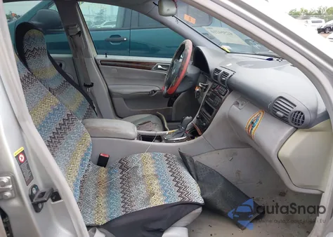 2002 Mercedes-Benz C 320 z USA, uszkodzony, nr VIN WDBRF64J52E009146